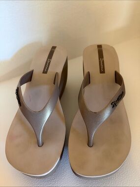 Ipanema Women's Metallic Gold Wedge Thong Sandals